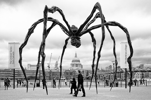 louise-bourgeois-maman-1999-steel-35-ft-in-height-tate-modern-london